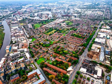 Güneşli bir günde Manchester şehrinin hava aracı görüntüsü..