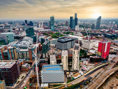 Güneşli bir günde Manchester şehrinin hava aracı görüntüsü..