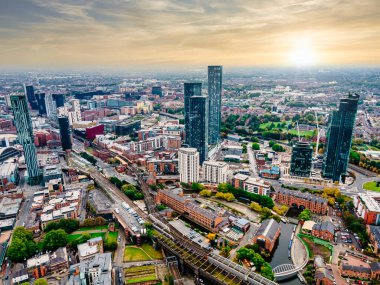 Güneşli bir günde Manchester şehrinin hava aracı görüntüsü..