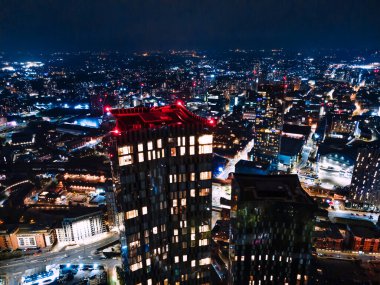 İngiltere 'deki Manchester şehrinin güzel hava aracı görüntüsü. Gece gökdelenleri şehrin ışıklarında duruyor..
