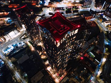 İngiltere 'deki Manchester şehrinin güzel hava aracı görüntüsü. Gece gökdelenleri şehrin ışıklarında duruyor..