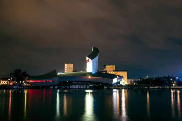 イギリスのマンチェスター 2021年9月15日 マンチェスタービジネスセンターの夜景 Salford QuaysとTraffordのManchester Ship Canal Long Exposition Night — ストック写真