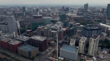 Güzel bulutlu bir günde Manchester şehrinin insansız hava aracı görüntüsü.. 