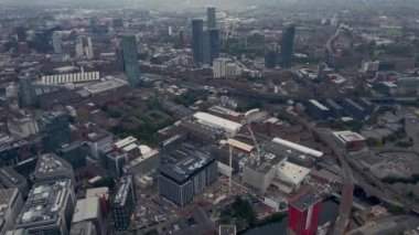 Güzel bulutlu bir günde Manchester şehrinin insansız hava aracı görüntüsü.. 