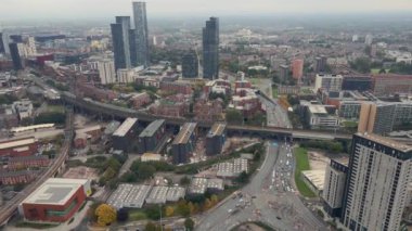 Güzel bulutlu bir günde Manchester şehrinin insansız hava aracı görüntüsü.. 