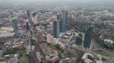 Güzel bulutlu bir günde Manchester şehrinin insansız hava aracı görüntüsü.. 