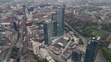 Güzel bulutlu bir günde Manchester şehrinin insansız hava aracı görüntüsü.. 