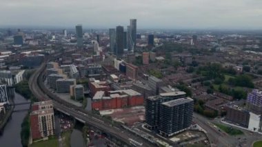 Güzel bulutlu bir günde Manchester şehrinin insansız hava aracı görüntüsü.. 