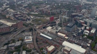 Güzel bulutlu bir günde Manchester şehrinin insansız hava aracı görüntüsü.. 