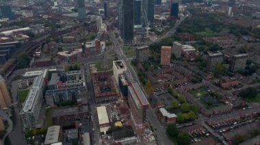 Güzel bulutlu bir günde Manchester şehrinin insansız hava aracı görüntüsü.. 