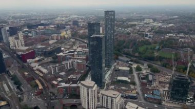 Güzel bulutlu bir günde Manchester şehrinin insansız hava aracı görüntüsü.. 