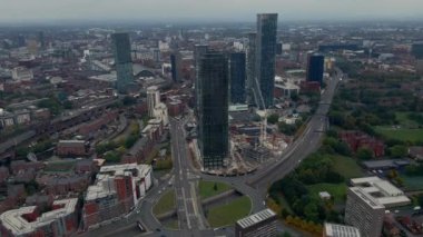 Güzel bulutlu bir günde Manchester şehrinin insansız hava aracı görüntüsü.. 