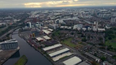 Güzel bulutlu bir günde Manchester şehrinin insansız hava aracı görüntüsü.. 