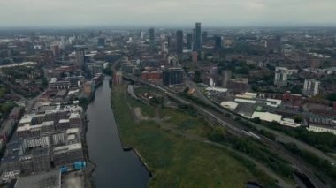 Güzel bulutlu bir günde Manchester şehrinin insansız hava aracı görüntüsü.. 
