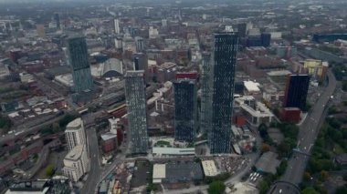 Güzel bulutlu bir günde Manchester şehrinin insansız hava aracı görüntüsü.. 