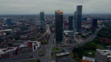 Güzel bulutlu bir günde Manchester şehrinin insansız hava aracı görüntüsü.. 