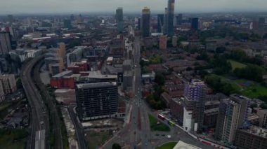 Güzel bulutlu bir günde Manchester şehrinin insansız hava aracı görüntüsü.. 