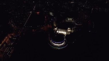 Manchester, İngiltere 'nin gece hava aracı görüntüleri. Media City UK, Salford ve Trafford 'daki Manchester Ship Canal' ın kıyılarında yer almaktadır..