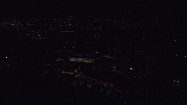 Manchester, İngiltere 'nin gece hava aracı görüntüleri. Media City UK, Salford ve Trafford 'daki Manchester Ship Canal' ın kıyılarında yer almaktadır..