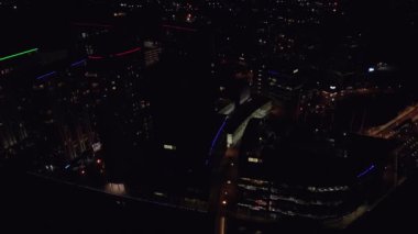 Manchester, İngiltere 'nin gece hava aracı görüntüleri. Media City UK, Salford ve Trafford 'daki Manchester Ship Canal' ın kıyılarında yer almaktadır..