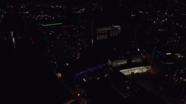 Manchester, İngiltere 'nin gece hava aracı görüntüleri. Media City UK, Salford ve Trafford 'daki Manchester Ship Canal' ın kıyılarında yer almaktadır..