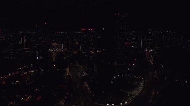 Manchester, İngiltere 'nin gece hava aracı görüntüleri. Gece gökdelenleri şehrin ışıklarında duruyor..
