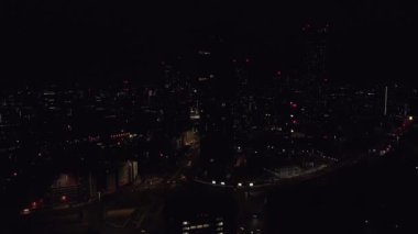 Manchester, İngiltere 'nin gece hava aracı görüntüleri. Gece gökdelenleri şehrin ışıklarında duruyor..