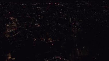 Manchester, İngiltere 'nin gece hava aracı görüntüleri. Gece gökdelenleri şehrin ışıklarında duruyor..