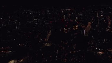 Manchester, İngiltere 'nin gece hava aracı görüntüleri. Gece gökdelenleri şehrin ışıklarında duruyor..