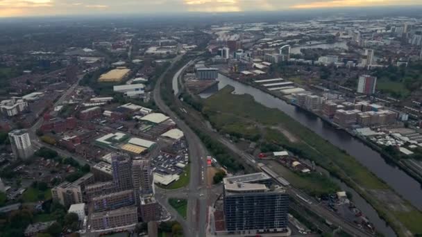 英国曼彻斯特市无人驾驶飞机在一个晴朗多云的日子里的空中景色 — 图库视频影像