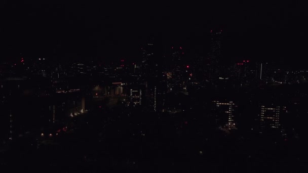 Aerial Drone Shot Manchester Night Англійською Нічні Хмарочоси Стоять Світлі — стокове відео