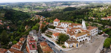 Sintra Ulusal Sarayı 'ndaki eski Portekiz şehri, Sintra' nın insansız hava aracı görüntüsü. Ünlü turizm merkezi.. 