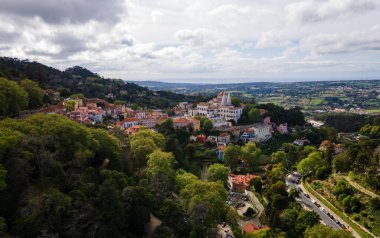 Sintra Ulusal Sarayı 'ndaki eski Portekiz şehri, Sintra' nın insansız hava aracı görüntüsü. Ünlü turizm merkezi.. 