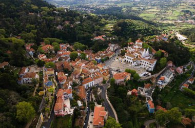 Sintra Ulusal Sarayı 'ndaki eski Portekiz şehri, Sintra' nın insansız hava aracı görüntüsü. Ünlü turizm merkezi.. 