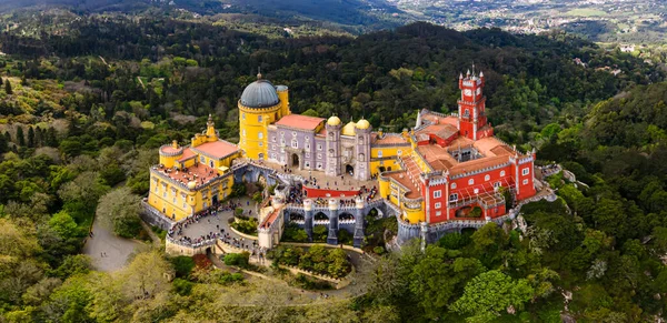 Ulusal Pena Sarayı, Sintra bölgesi, Lizbon. Portekiz 'de ünlü bir yerin hava aracı panoraması