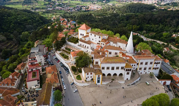 Sintra Ulusal Sarayı 'ndaki eski Portekiz şehri, Sintra' nın insansız hava aracı görüntüsü. Ünlü turizm merkezi.. 