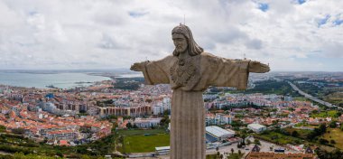 Kral İsa 'nın Sığınağı, Santuario de Cristo Rei' nin hava görüşü. Lizbon, Portekiz. Gün doğumunda drone fotoğrafı.