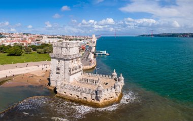 Tagus Nehri 'ndeki Belem Kulesi, Lizbon, Portekiz' in havadan görünüşü.