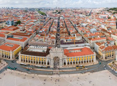 Praça do Comercio (ticaret kare) ve Kral Jose heykeli ben bir güzel yaz günü, Portekiz Lizbon