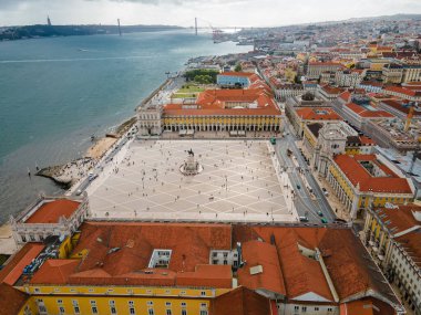 Praça do Comercio (ticaret kare) ve Kral Jose heykeli ben bir güzel yaz günü, Portekiz Lizbon