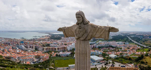Kral İsa 'nın Sığınağı, Santuario de Cristo Rei' nin hava görüşü. Lizbon, Portekiz. Gün doğumunda drone fotoğrafı.