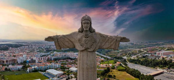 Kral İsa 'nın Sığınağı, Santuario de Cristo Rei' nin hava görüşü. Lizbon, Portekiz. Gün doğumunda drone fotoğrafı.