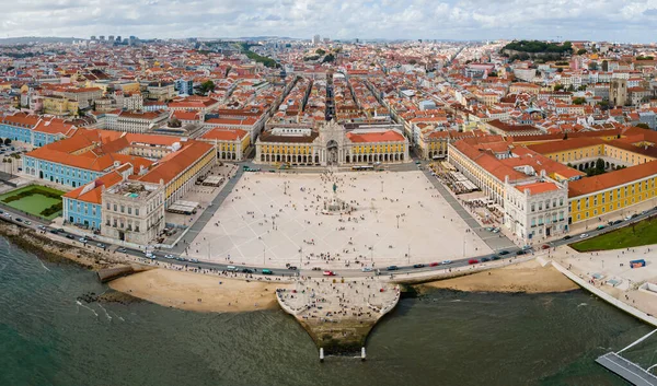 Praça do Comercio (ticaret kare) ve Kral Jose heykeli ben bir güzel yaz günü, Portekiz Lizbon