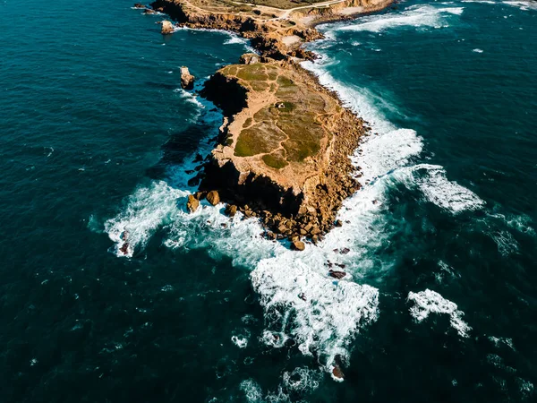 Atlantik Okyanusu 'nun sahildeki granit kayalara çarpmasının gerçek görüntüsü. İspanya 'nın Kanarya Adası' nda okyanus renginde kayalık bir ortam.