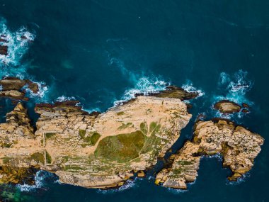 Okyanustaki güzel tropikal adanın havadan görünüşü