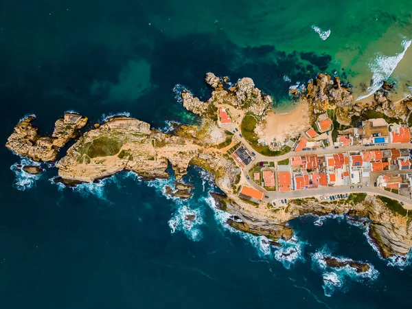 Portekiz 'in batı kıyısındaki okyanusun kıyısındaki Baleal naer Peniche adasının havadan görünüşü. İnanılmaz plajları ve sörfçüleri olan Baleal Portugal