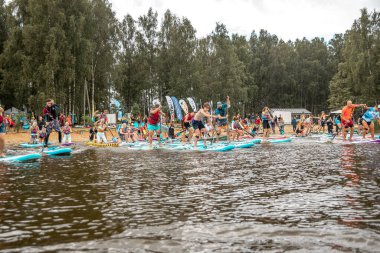 Vaidava, Letonya - 01.08.2021: Birçok insan SUP ile kürek çekiyor. SUP yarışması, yarış. muhteşem aktif açık hava eğlencesi.