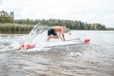 Vaidava, Letonya - 01.08.2021: SUP ayağa kalk. SUP yarışması, yarış. muhteşem aktif açık hava eğlencesi. 