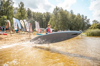 Vaidava, Letonya - 01.08.2021: SUP ayağa kalk. SUP yarışması, yarış. muhteşem aktif açık hava eğlencesi. 