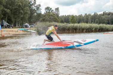 Vaidava, Letonya - 01.08.2021: SUP ayağa kalk. SUP yarışması, yarış. muhteşem aktif açık hava eğlencesi. 